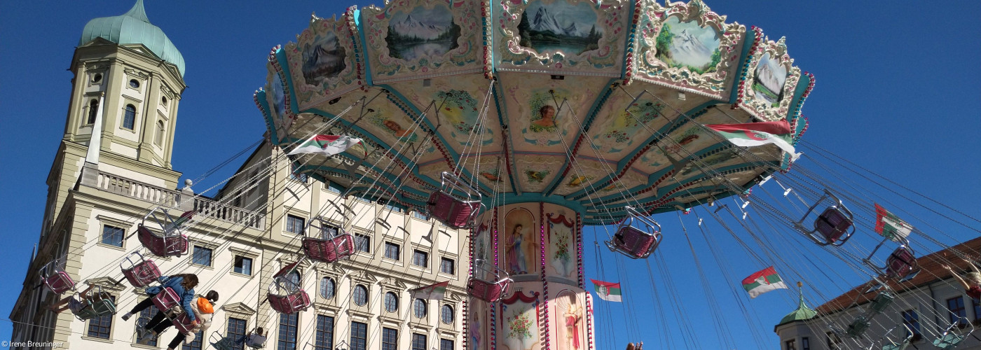 Kettenkarussell auf dem Rathausplatz in Augsburg