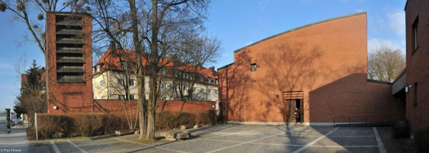 Bild der Passionskirche München im Frühling