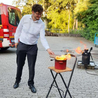 Pfarrer Zahn löscht Fettbrand