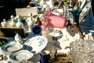 Bunter Flohmarkttisch