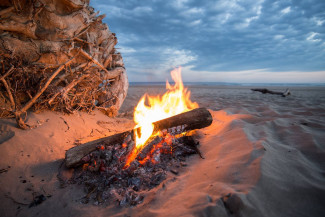 Grillfeuer am Strand