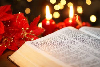 Weihnachten mit Bibel, Weihnachtsstern und Kerzen